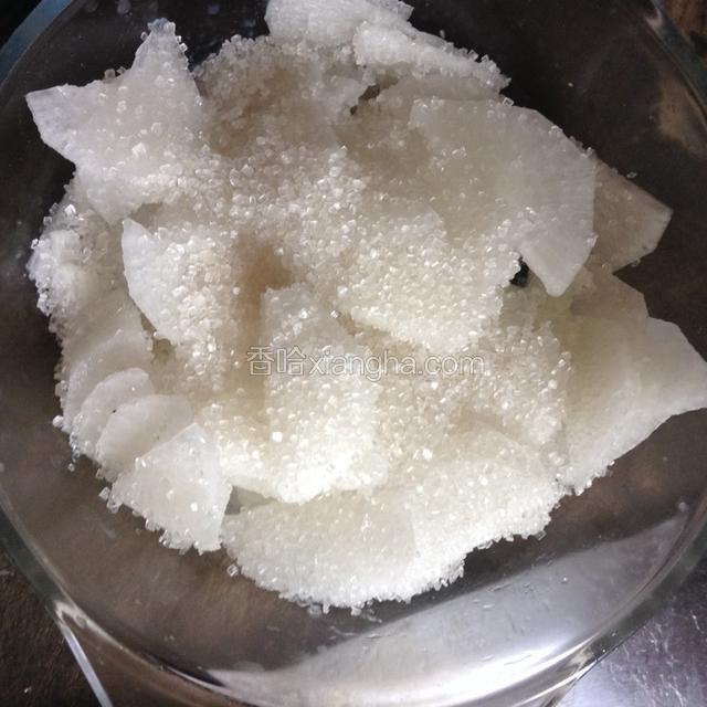 用白糖腌制一晚上。