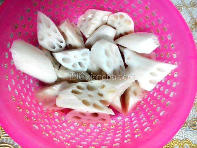 莲藕去皮，滚刀切小块
