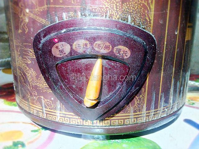紫砂锅调到“汤/粥”煲至1-2小时、饮用前放盐