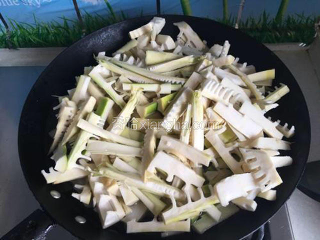 先用开水淖一下，然后用水冲洗一遍，沥干备用。