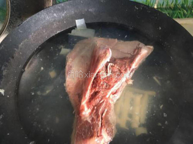 笋淖过的热水再把扇子骨淖一下，然后洗去泡沫。