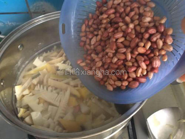中途加入花生，继续煮。