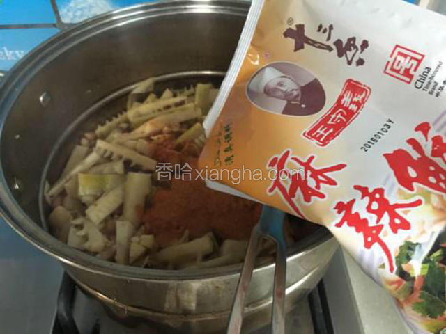 加入适量麻辣鲜，可以边加边尝一下，免得过咸。