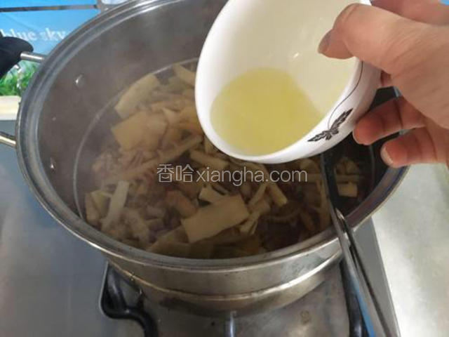 再加小半碗色拉油，少量味精。