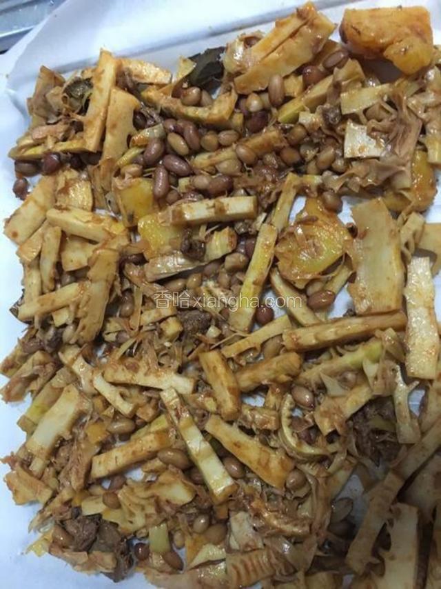 均匀装在烘烤盘上。
