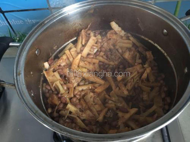 这时候要不停的翻炒，使汤汁收干，便于烘烤。