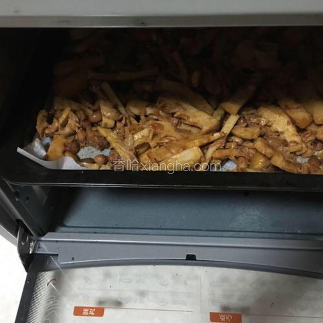 放入烤箱中层，170度烘烤，1个小时左右，中途翻几次。