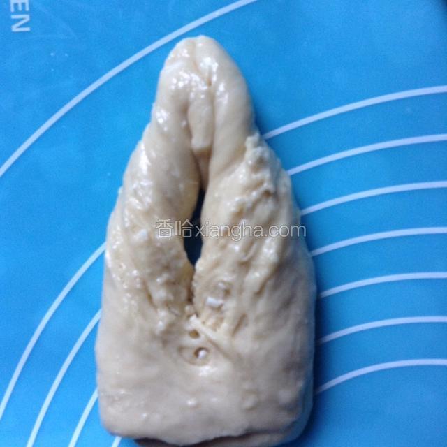 把尖头从下往上穿出。