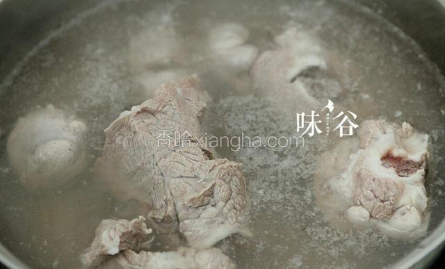锅里加入洗净斩件的排骨加凉水烧开，煮出浮沫血水捞起来。
