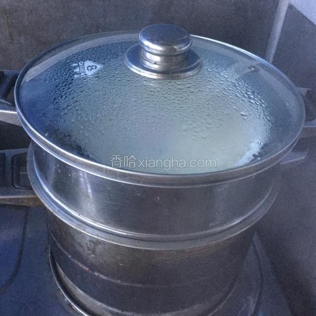 水开蒸8分钟左右即可，盘浅蒸5分钟就行，盘深蒸10分钟！