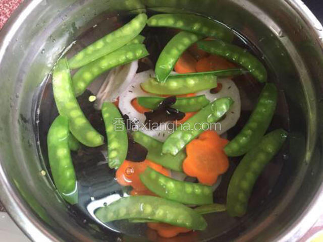 把焯过水的蔬菜放进清水中