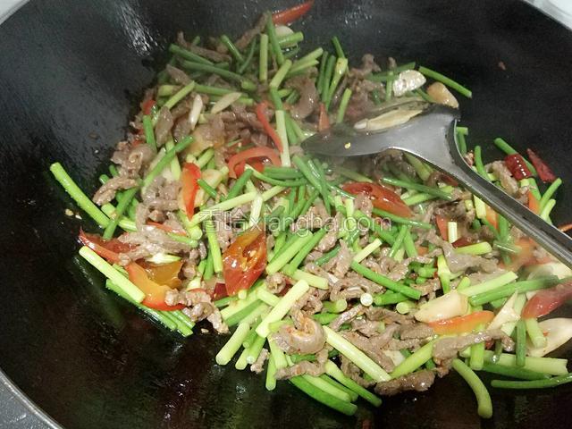 立马放入牛肉，盐，翻炒均匀，起锅前放入味精即可出锅装盘。
