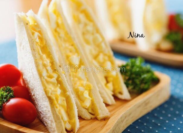 最后夹在吐司面包中就完成了。
Bon appetite!