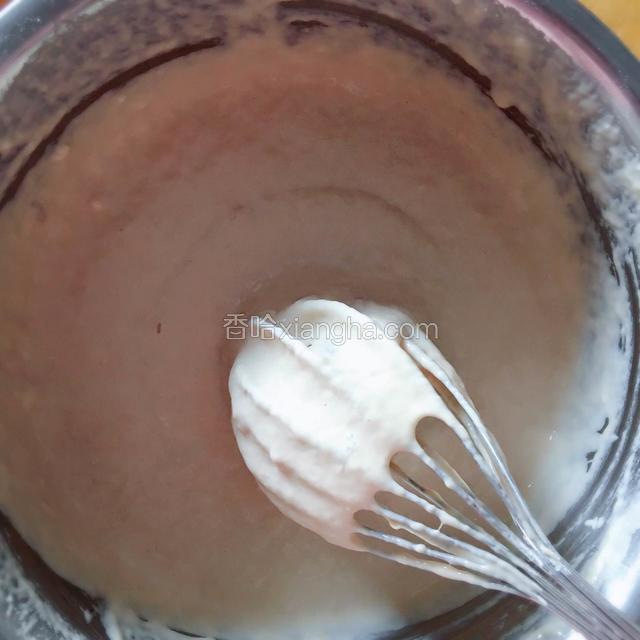 红糖冷却到35度后，倒入面粉里用打蛋器搅拌成糊状