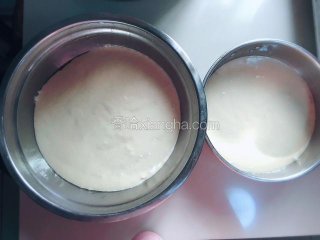 容器内抹层薄油，把面糊分别倒入容器里