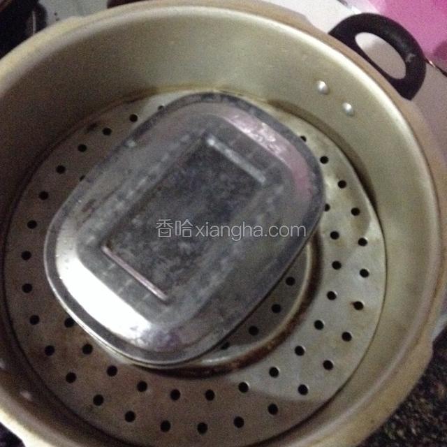 加盖上开水锅蒸十分钟，蛋白也如是超作。