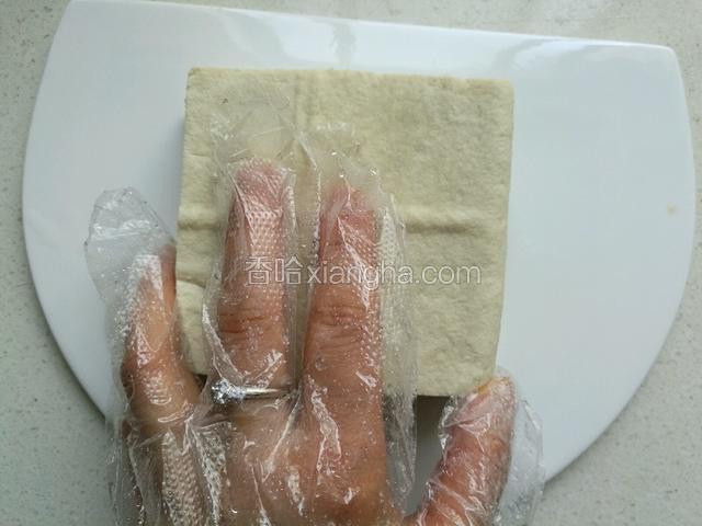 豆腐也均匀的抹上盐。