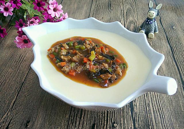 此时豆腐脑已经凝固成型，将做好的肉卤淋在上面。
