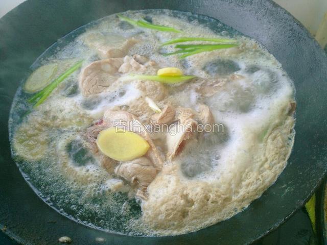 开锅以后撇去浮沫，捞出排骨