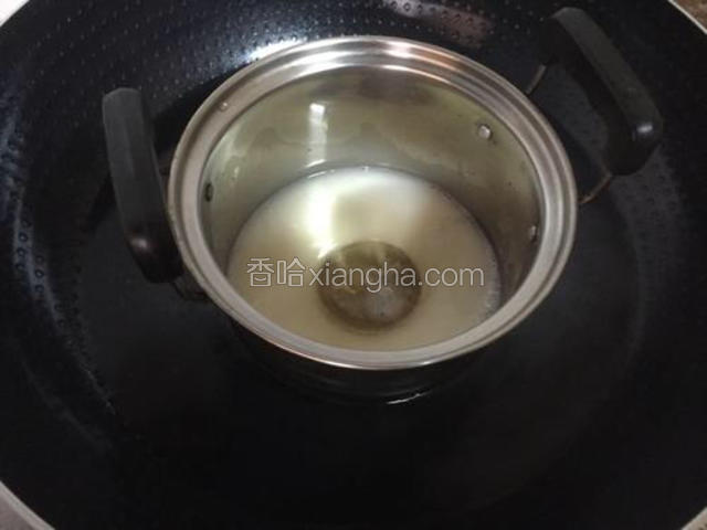 加入吉利丁粉搅拌融化后关火