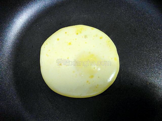 加热至面糊表面有小气孔出现，面糊基本凝固。