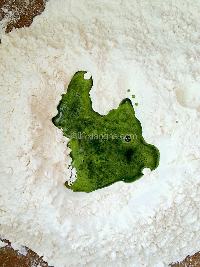 饺子粉分成六份，这我就不一一发和面的图片了，这是用菠菜汁和面