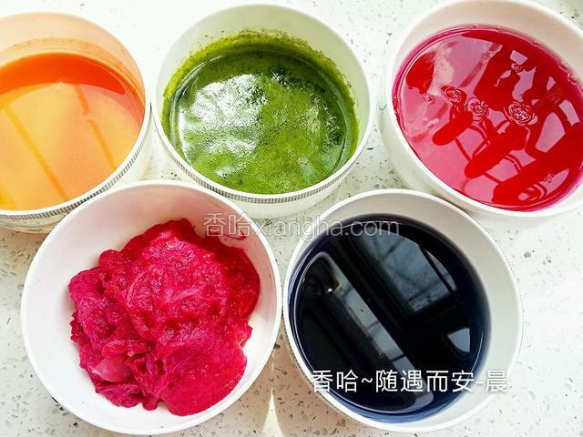 用料理机打成汁，火龙果将上面的绿色小叶子剪去，我把它打成了泥，因为它含大量花青素，舍不得只用汁。右上角那个是用紫甘蓝榨汁加白醋调的，看着红，和好面就成了粉色的了；挨着它的那碗深色，是紫甘蓝榨汁加小苏打调的，和好面是浅蓝的，很漂亮的颜色