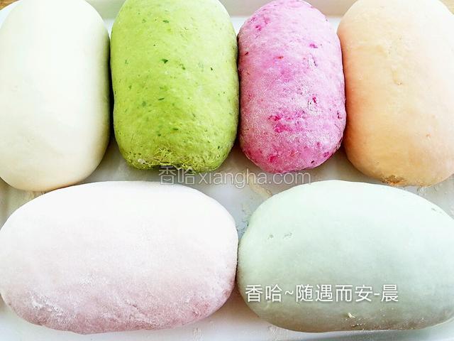 全部和好了，盖保鲜膜放一边饧，期间揉面一次