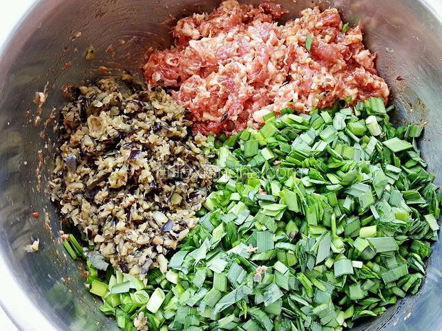 肉沫里加胡椒粉、适量盐、熟油（我其他饺子菜谱里有熟油做法）姜末调匀，然后将韭菜和茄子碎放进去拌匀；腌茄子时已放盐，最后调味要根据自家喜好加盐