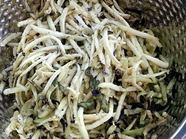 茄子擦成丝加盐刹水，然后将水挤出，剁碎
