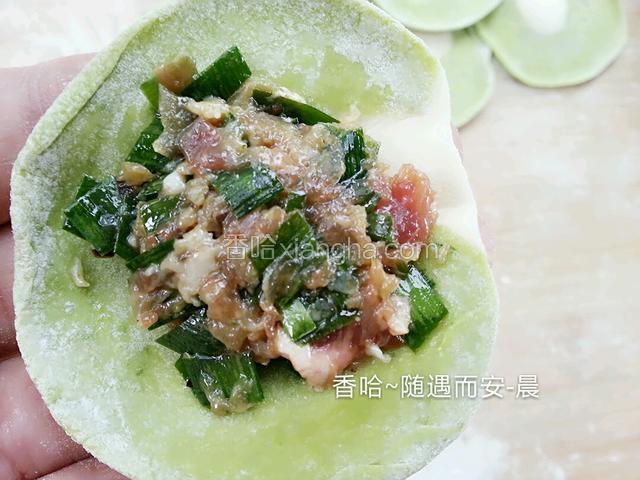 擀好皮放适量饺子馅