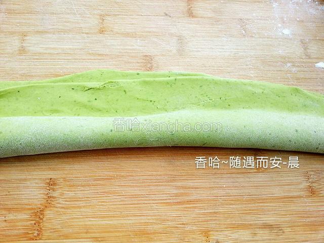 将白面包裹，切去多余绿面