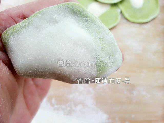 先将中间捏住，再把两边耳朵往回推，封口全部捏好