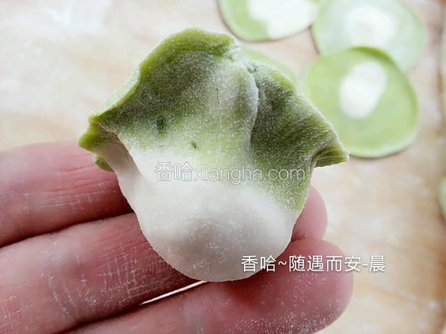 放两手食指上，用劲一致往里窝，饺子挤好了