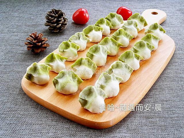 白菜（百财）饺子，也叫翡翠饺子
