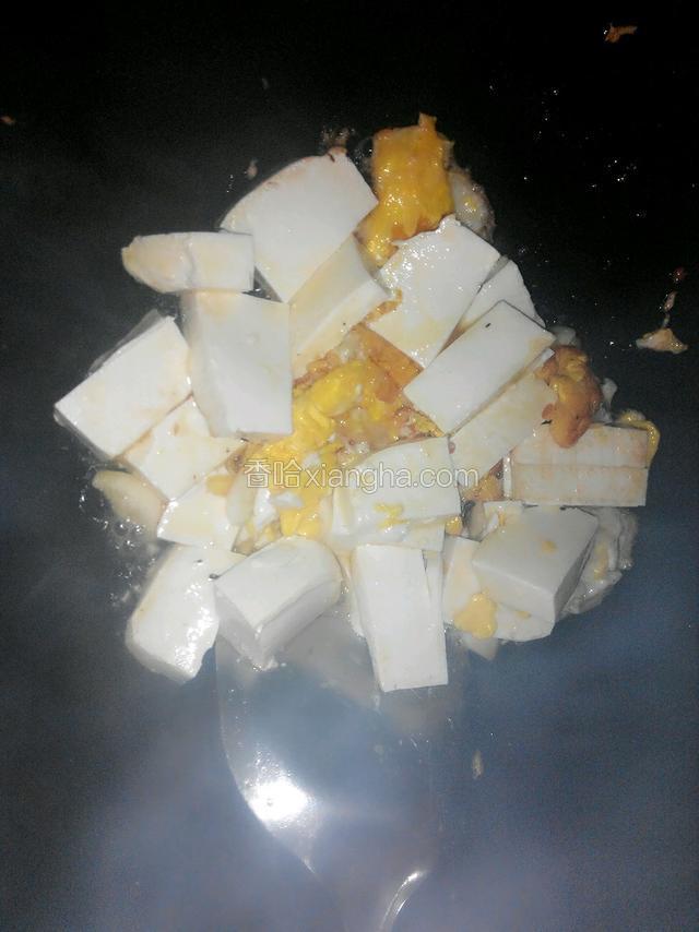 再加入豆腐块，加入一点点的水