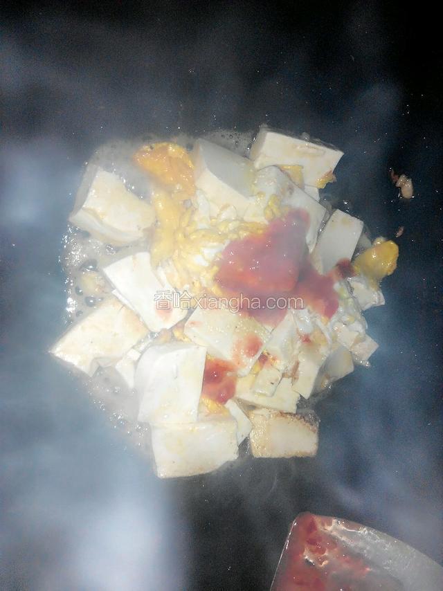 加入辣椒酱和盐，糖