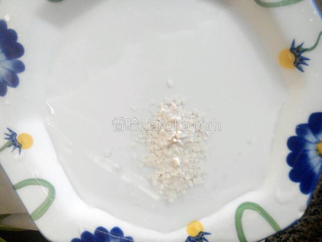 盘中加一些水，放入一点点的地瓜粉，搅拌均匀