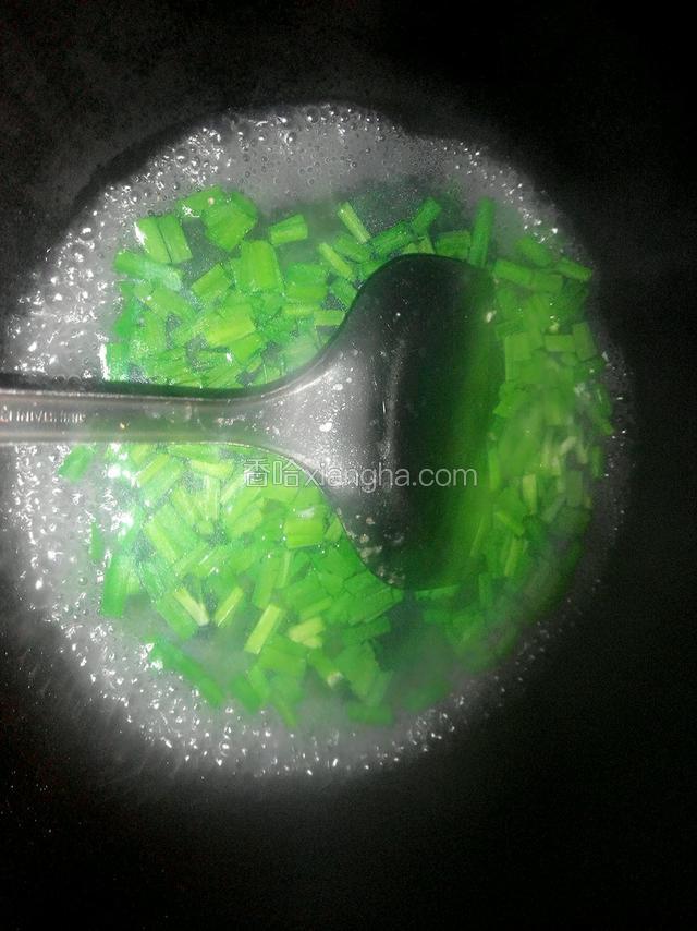 把韭菜焯熟，撒在豆腐上就可以啦！