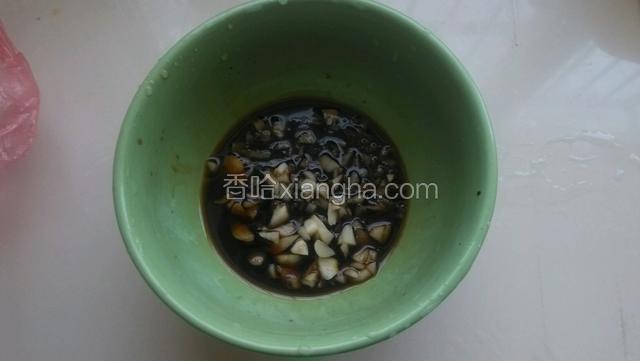 蒜末放入生抽内