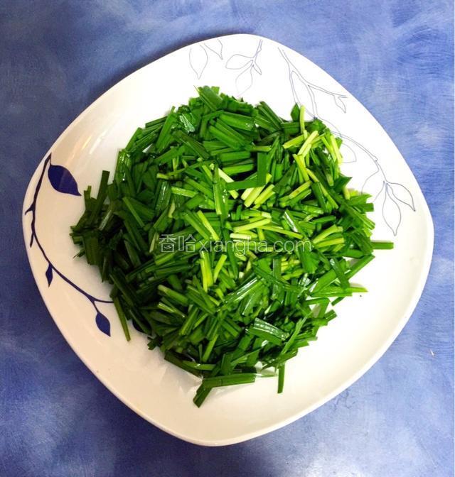 把洗好的韭菜切好成小段装盘备用
