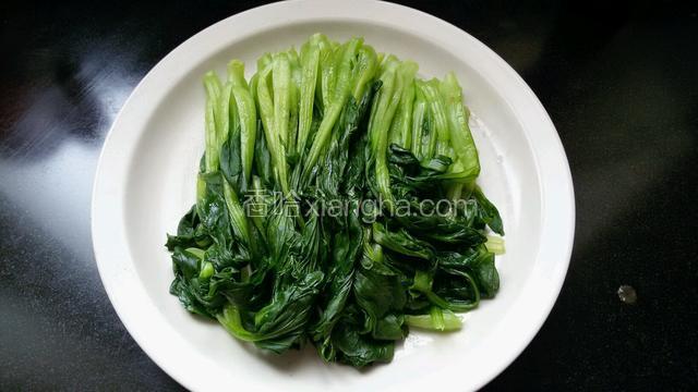 开锅后把油菜捞出装盘备用。