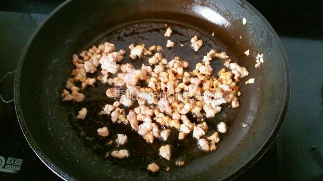起锅葱姜爆香，放肉末煸炒。