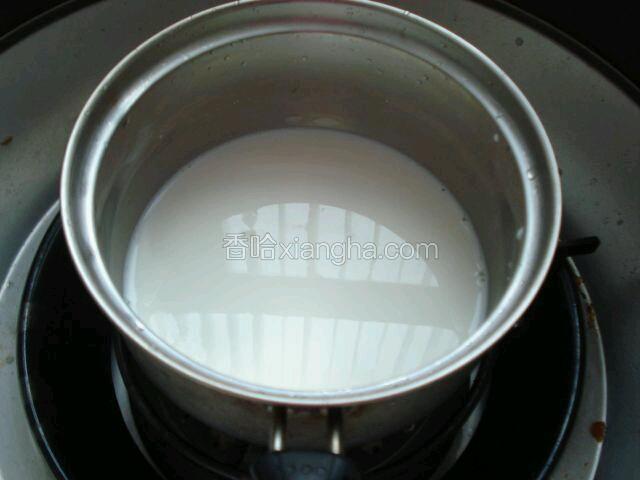 
开火
沸腾后搅入淀粉糊。

