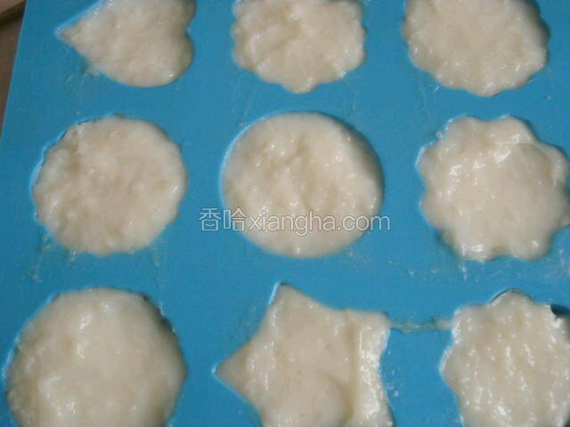 
关火后倒入模具里。放进冰箱冷藏2小时左右