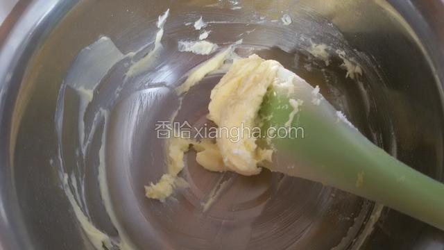 先用刮刀把黄油和糖粉拌匀，以免用打蛋器打时，糖粉飞溅。