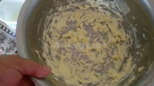 用打蛋器把黄油打发色变浅