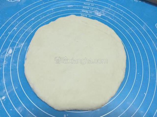 把醒发的面团揉匀擀成饼状