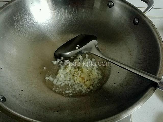 锅中留底油烧热，放蒜未爆香。