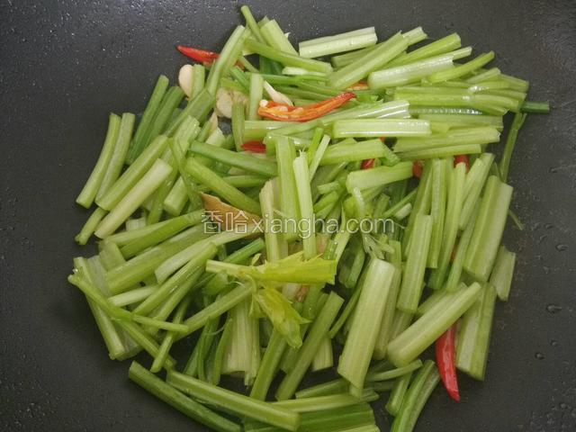 下入芹菜翻炒1分钟